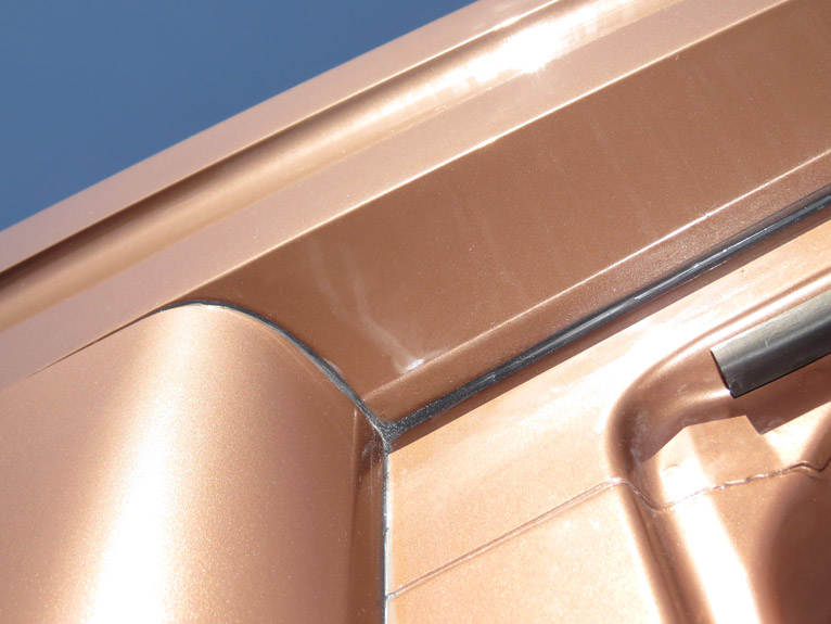 Стеклопластиковые боковины и обтекатель крыши «Чайка-Сервис» имеют стыковочные фланцевые поверхности внутреннего исполнения.