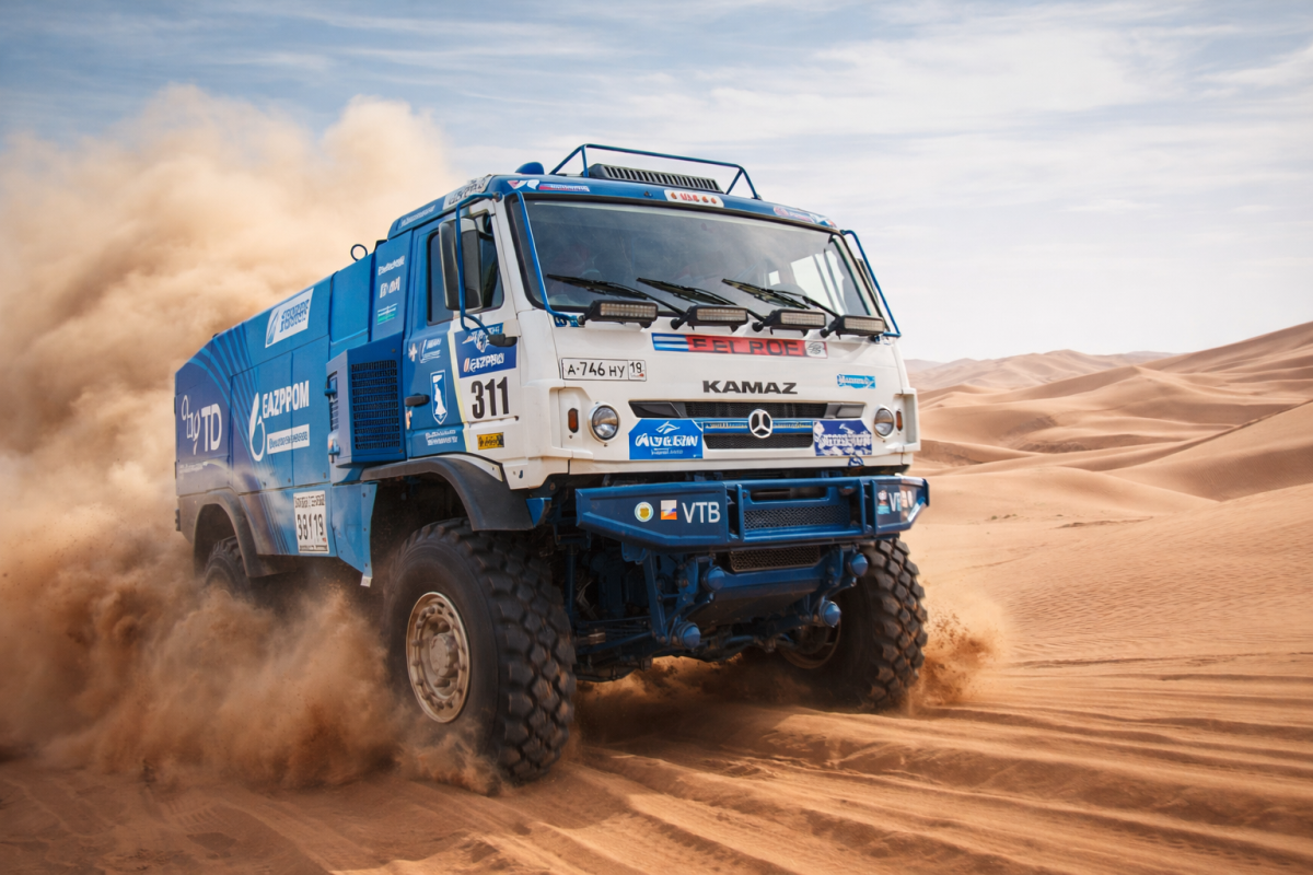 Камаз Дакар едет по пустыне