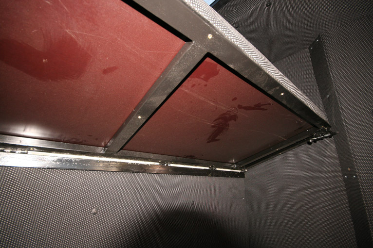 Каркас кабины «Автомаш» окрашен черной краской – такой же, как каркас спальных полок.