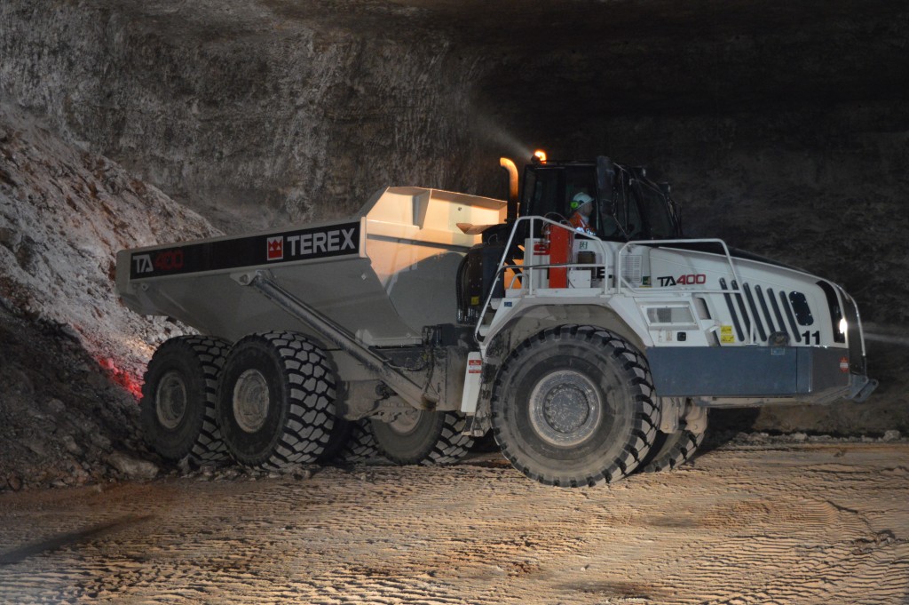Самосвал Terex Trucks TA400 во время работы на шахте