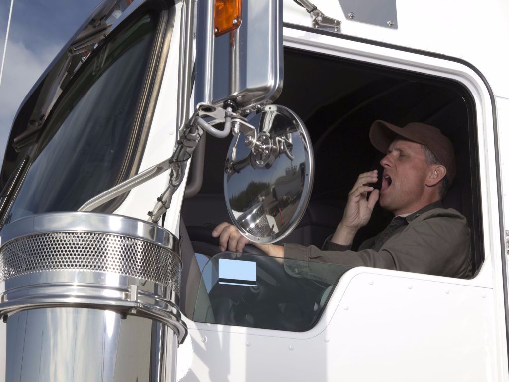 Сонный водитель за рулём грузового автомобиля