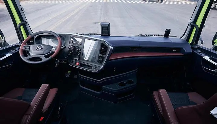 Тягач оснащен видео системой обзора вокруг авто, картинка с камеры отображается на мониторе главной консоли 
