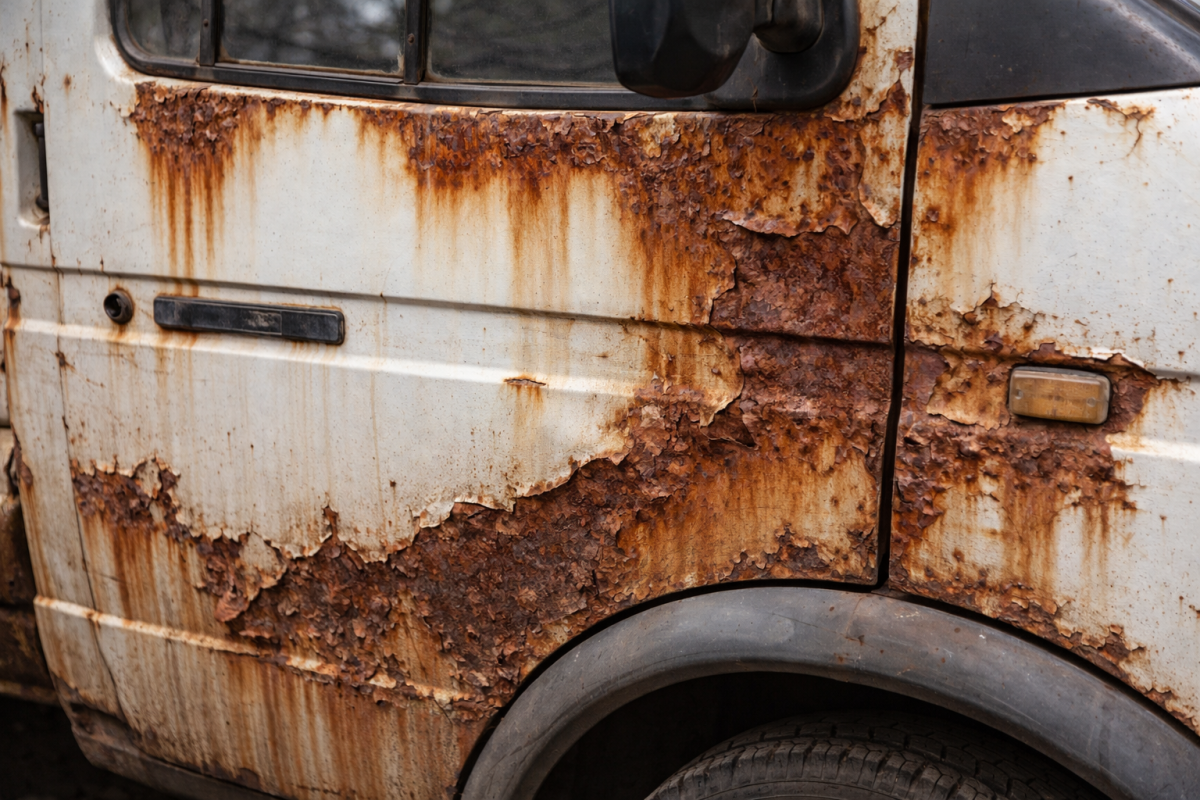Ржавчина на грузовом фургоне