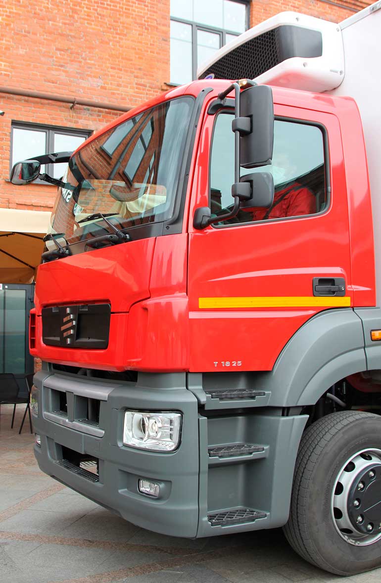Экспериментальный грузовик Moskva создан на шасси КАМАЗ-5325 с лицензионной кабиной от Mercedes-Benz Axor.
