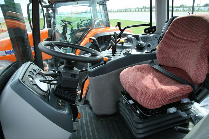 Кабина и рабочее место оператора трактора Камаз модели Т-215