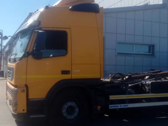 Контейнеровоз Volvo FM 2010 года б/у фото 6