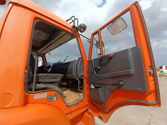Дорожно-уборочный автомобиль Камаз KO-806 2011 года б/у фото 10