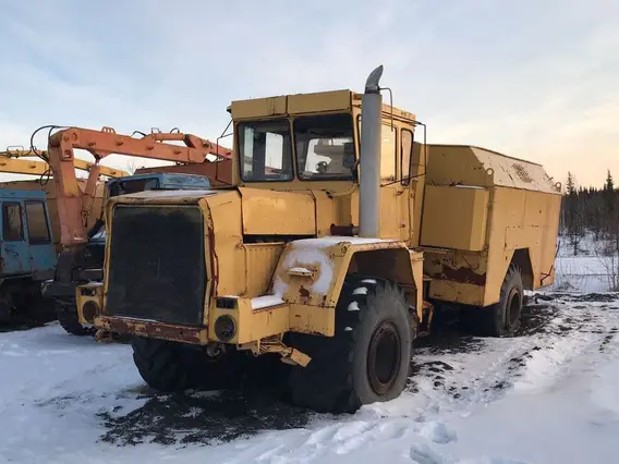 Дорожно-уборочный автомобиль Кировец К-703  б/у