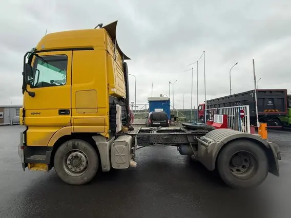 Седельный тягач Mercedes-Benz Actros 2003 года б/у фото 4
