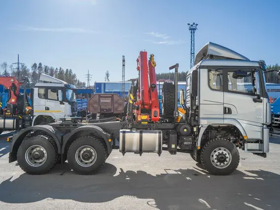 Тягач с КМУ Shacman SX42586V385 2025 года новый фото 4