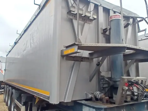 Самосвальный полуприцеп Bodex KIS 4WA1 2023 года б/у