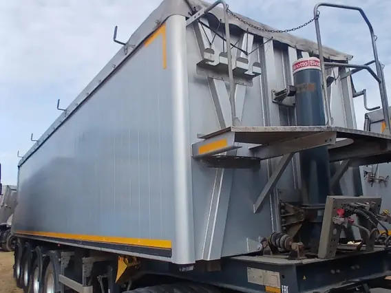 Самосвальный полуприцеп Bodex KIS 4WA1 2023 года б/у
