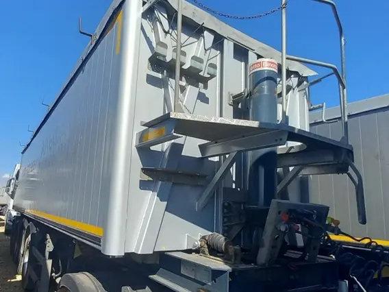 Самосвальный полуприцеп Bodex KIS 4WA1 2023 года б/у