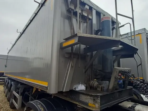 Самосвальный полуприцеп Bodex KIS 4WA1 2023 года б/у
