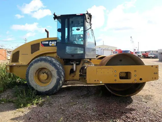 Дорожный каток Caterpillar CS56B 2014 года б/у