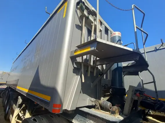 Самосвальный полуприцеп Bodex KIS 4WA1 2023 года б/у