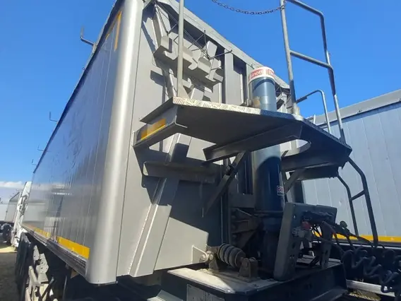 Самосвальный полуприцеп Bodex KIS 4WA1 2023 года б/у