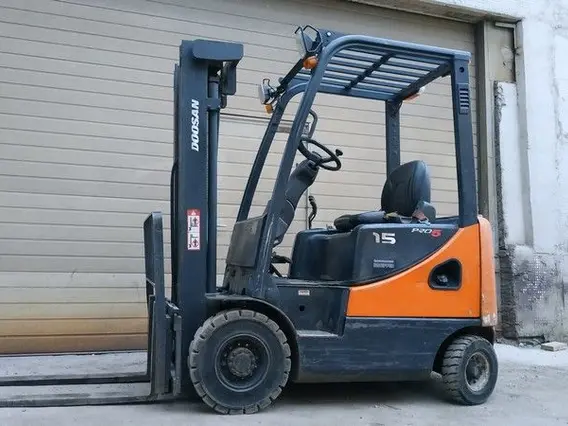 Вилочный погрузчик Doosan D15S 2014 года б/у