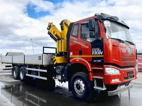 Бортовой грузовик FAW J6P CA3250 с КМУ XCMG, 2025 2025 года б/у