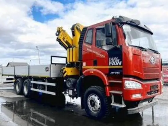 Бортовой грузовик FAW J6P CA3250 с КМУ XCMG, 2025 2026 года б/у
