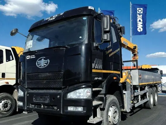 Бортовой грузовик FAW J6P CA3250 с КМУ XCMG, 2025 2026 года б/у