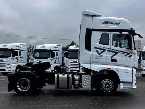 Седельный тягач FAW J7 2023 года новый фото 3