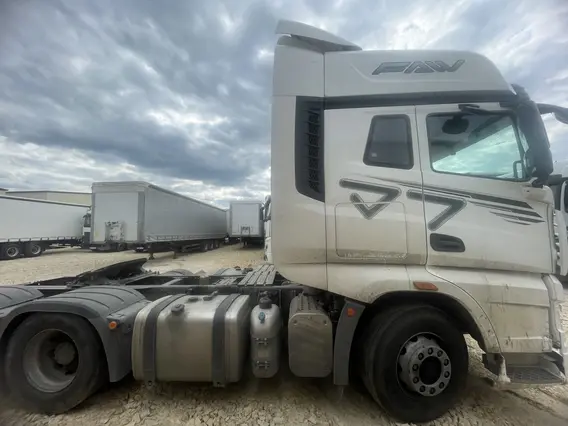 Седельный тягач FAW J7 2023 года б/у фото 9