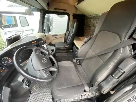 Седельный тягач Mercedes-Benz Actros 2023 года б/у фото 7