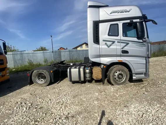 Седельный тягач FAW J7 2023 года б/у фото 4