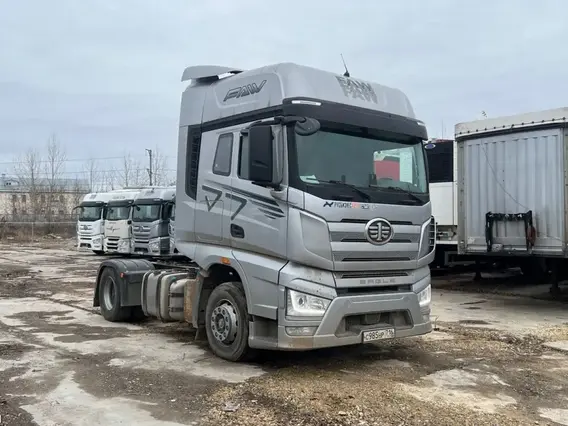 Седельный тягач FAW J7 2023 года б/у