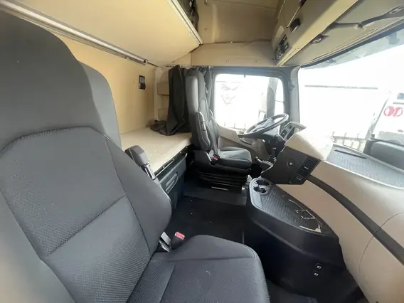 Седельный тягач Mercedes-Benz Actros 2024 года б/у фото 6