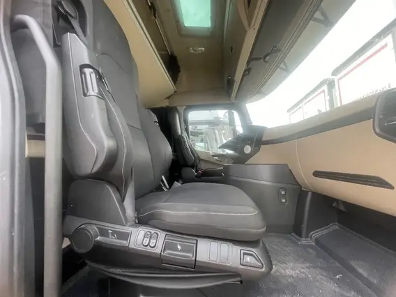 Седельный тягач Mercedes-Benz Actros 2023 года б/у фото 6