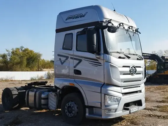 Седельный тягач FAW J7 2023 года б/у