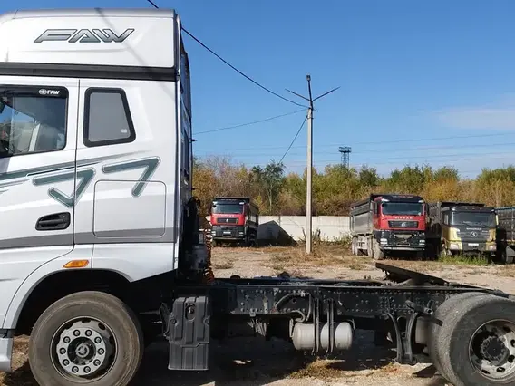 Седельный тягач FAW J7 2023 года б/у фото 4