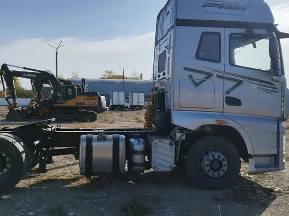 Седельный тягач FAW J7 2023 года б/у фото 5