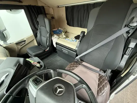 Седельный тягач Mercedes-Benz Actros 2023 года б/у фото 8