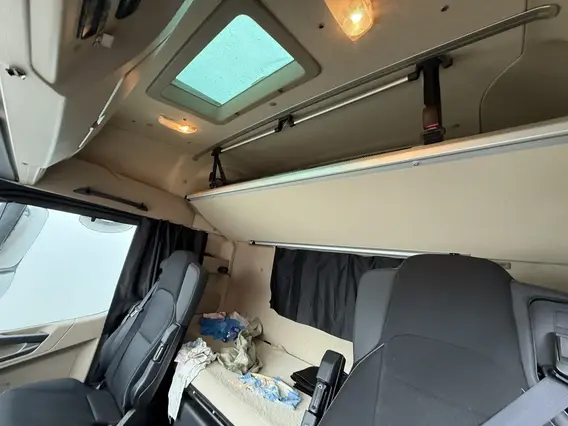 Седельный тягач Mercedes-Benz Actros 2023 года б/у фото 9