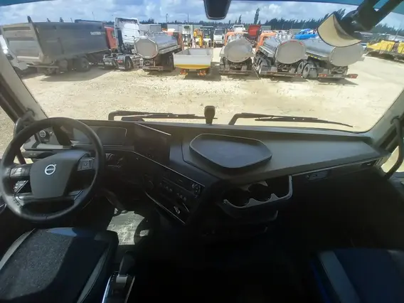 Седельный тягач Volvo FH 2023 года б/у фото 10