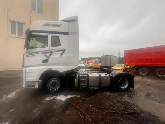 Седельный тягач FAW J7 2023 года б/у фото 4