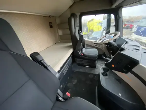Седельный тягач Mercedes-Benz E-Class 2023 года б/у фото 8