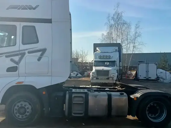 Седельный тягач FAW J7 2023 года б/у фото 4