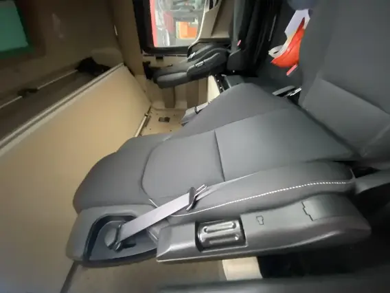 Седельный тягач Mercedes-Benz Actros 2023 года б/у фото 7