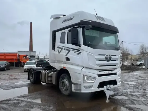 Седельный тягач FAW J7 2023 года б/у
