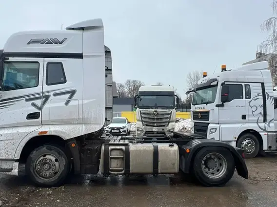 Седельный тягач FAW J7 2023 года б/у