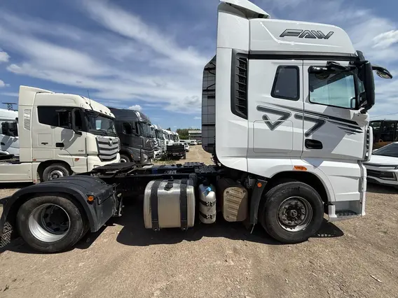 Седельный тягач FAW J6P 2023 года б/у фото 9