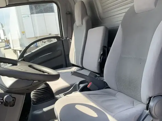 Тентованный грузовик Isuzu Elf 2020 года б/у фото 11
