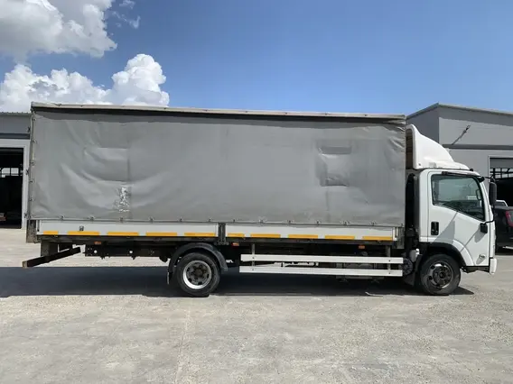 Тентованный грузовик Isuzu Elf 2020 года б/у фото 4