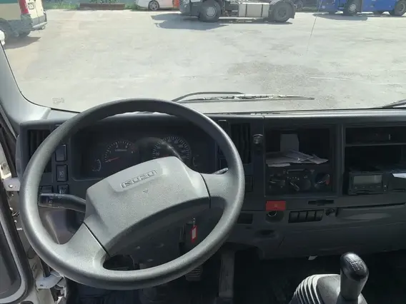 Тентованный грузовик Isuzu Elf 2020 года б/у фото 9