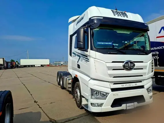 Седельный тягач FAW J7 2023 года б/у