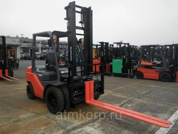 Вилочный погрузчик Toyota FORKLIFT 8FDL25  б/у
